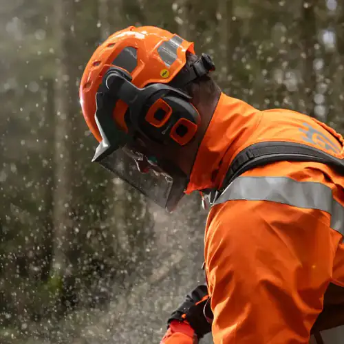 Capacete Florestal Husqvarna Technical com sistema Mips Laranja